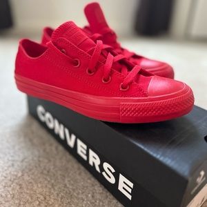 Unisex converse shoe. Size 6 (women’s), 4 (men’s)